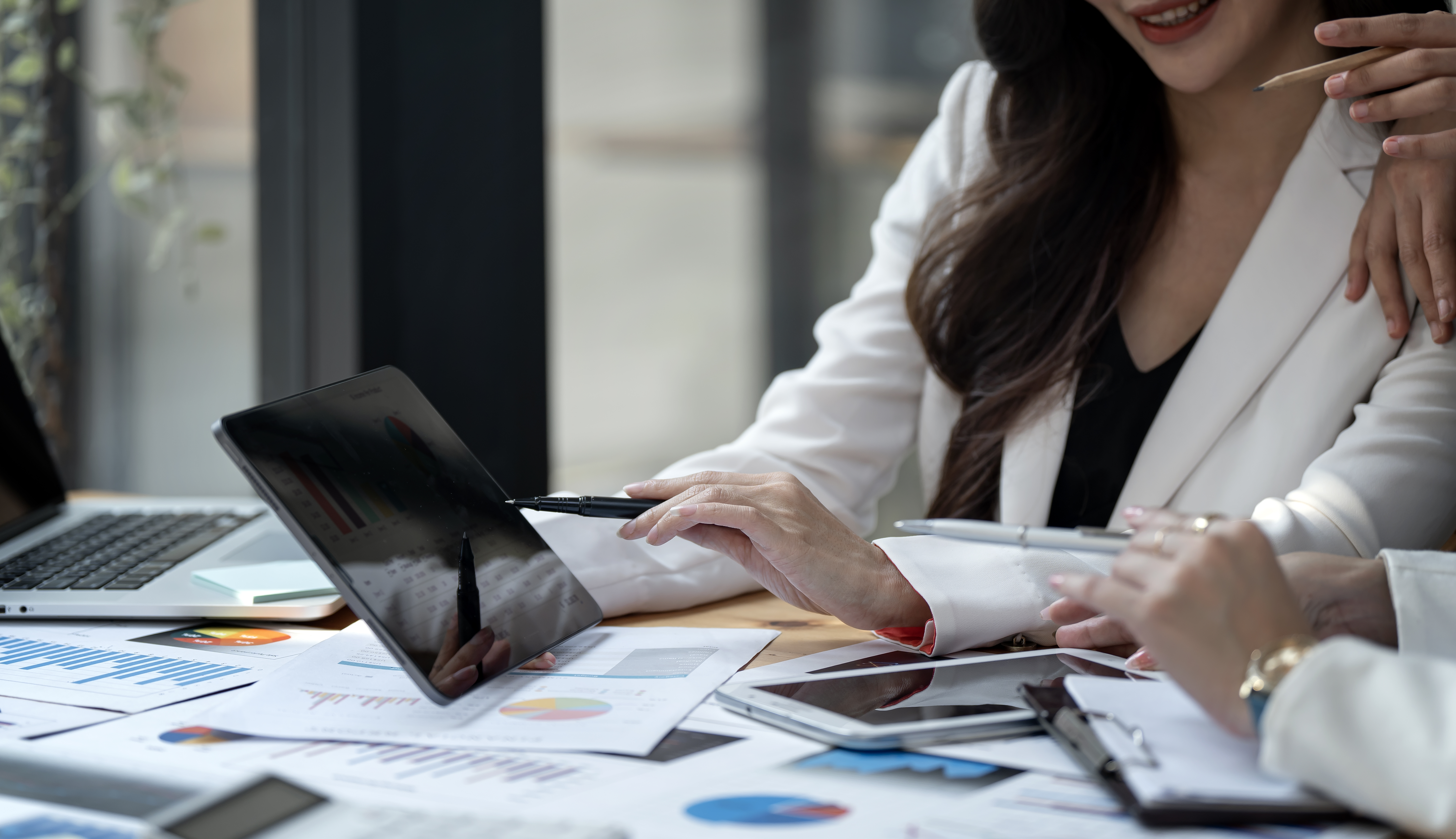 businesswomen using tablet meeting for analysis da 2024 12 06 21 54 06 utc