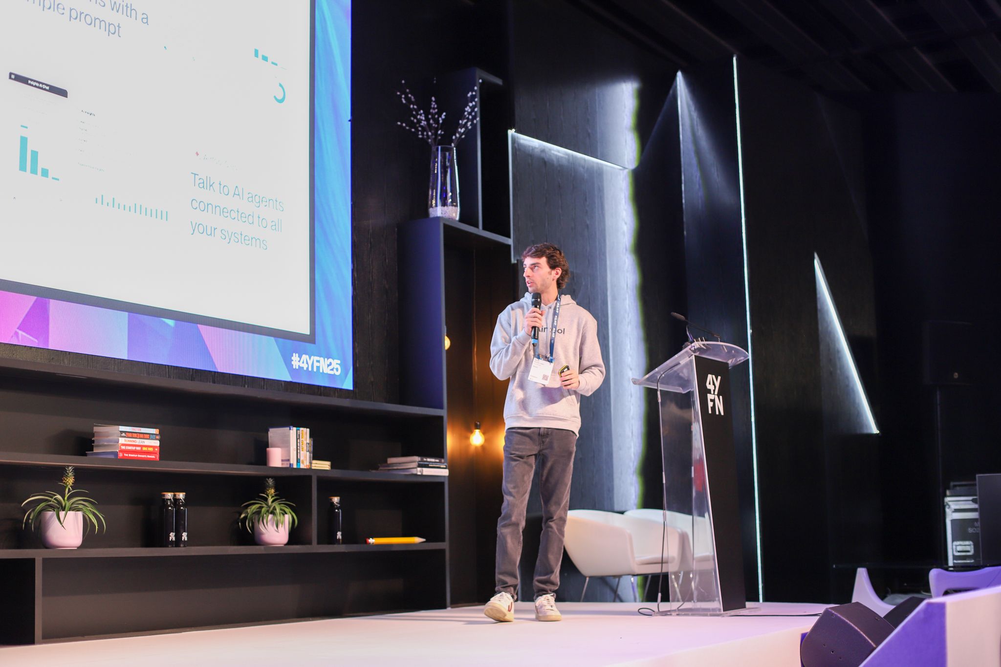 Profesional de Airtool exponiendo en el evento MWC en Barcelona