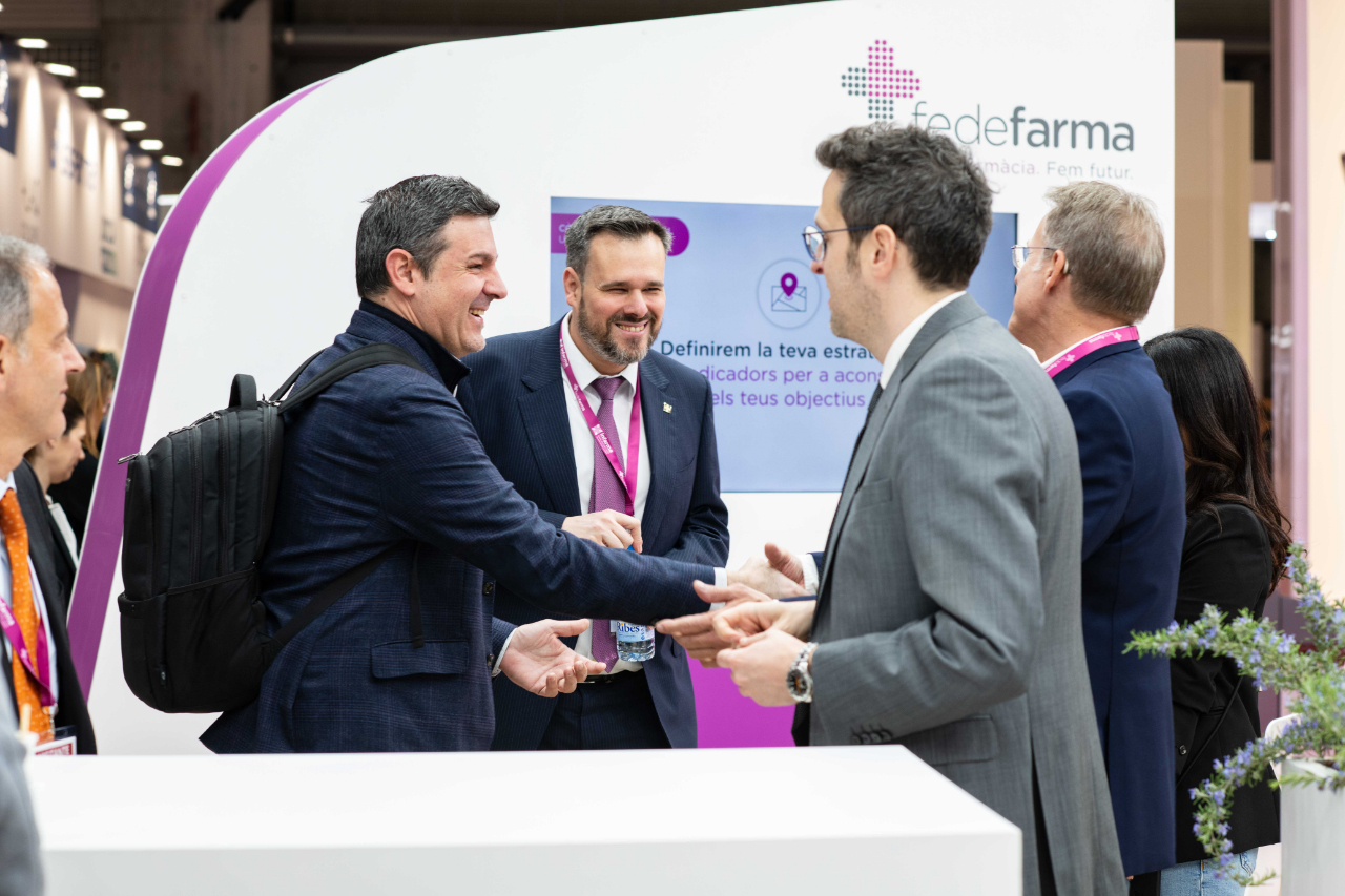 Trabajador de FedeFarma en una feria