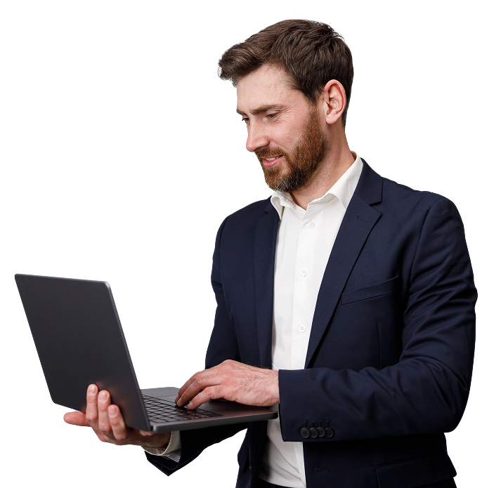 Personal de desarrollo revisando las gestiones desde una laptop.