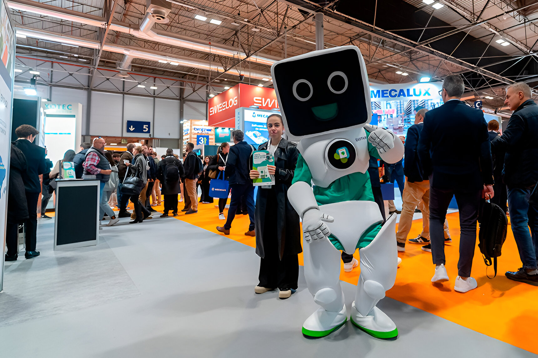 Robot bailando en el evento Empack logistics.