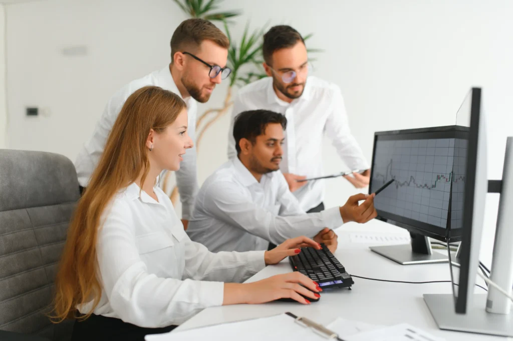 Trabajadores verificando los cálculos desde la computadora