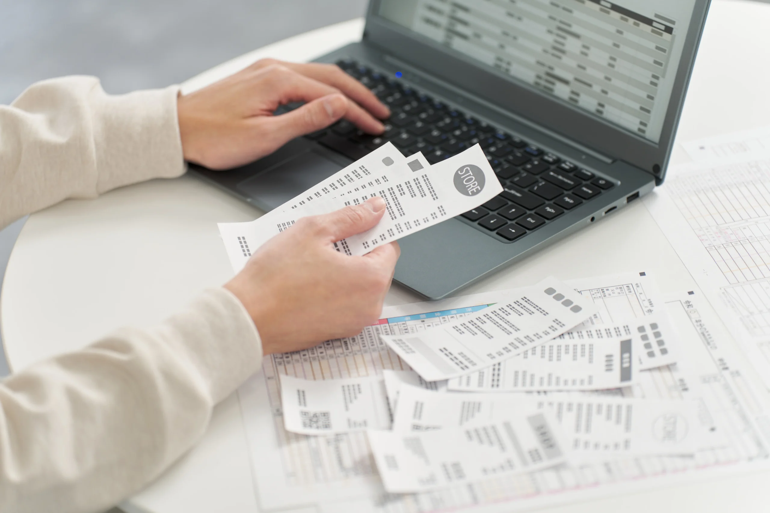 Mano de un hombre ingresando gastos en contabilidad