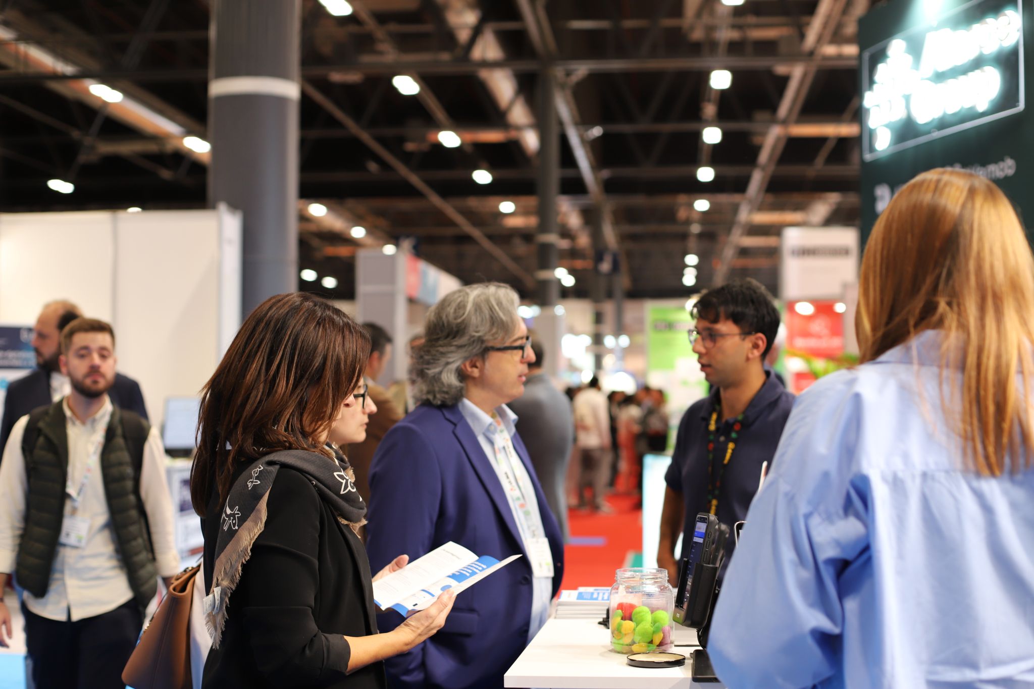 Trabajadores de Axional SGA conectando con clientes